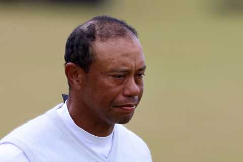 The Open: Rory McIlroy’s salute sets off Tiger Woods’ tears on 18 as brilliant Cameron Smith storms into St Andrews lead