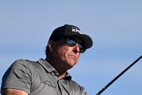 How much do golfers make on the PGA and LIV tour?