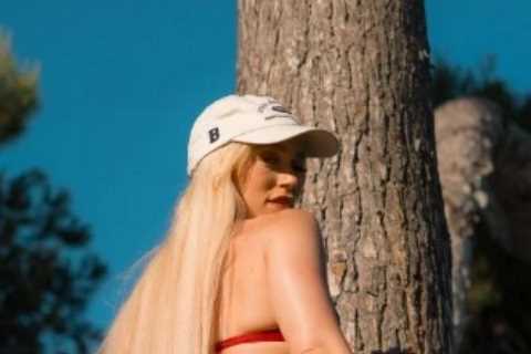 Elle Brooke sparks rivalry with Paige Spiranac as she shows off her bum in lingerie in sexy golf photo shoot