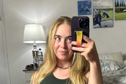 Grace Charis teases fans with sultry mirror selfie as golf influencer shows off toned abs and says ‘ask me anything’